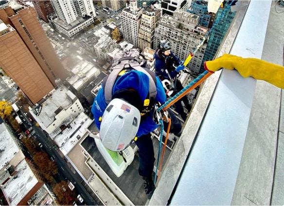 Top Team window cleaning down the high-rise window facade 