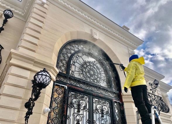 Top Team high-pressure washing house facade